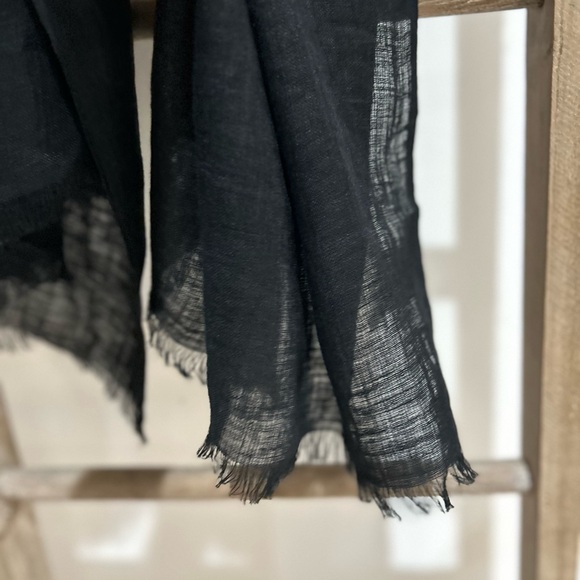Quince 100% European Linen Black Drape Scarf
Fringe NWOT Preppy - Picture 5 of 5